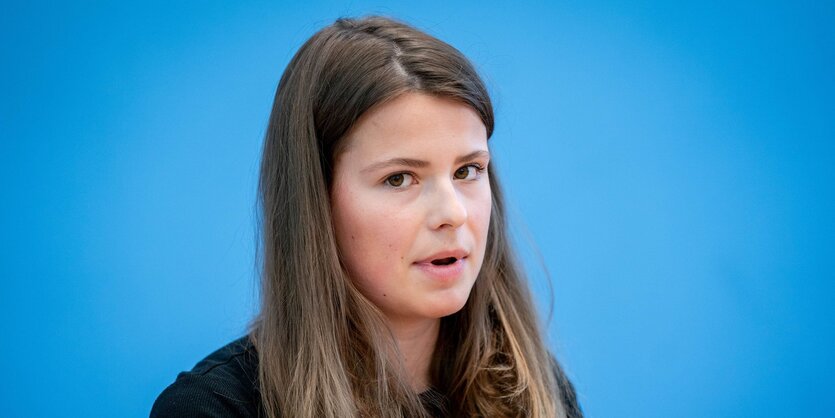 Luisa Neubauer bei einer Pressekonferenz.