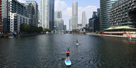 Stand-Up-Paddler vor Londoner Skyline