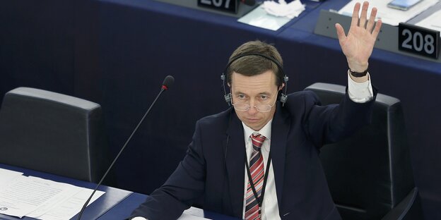 Bernd Lucke meldet sich im Europäischen Parlament in Straßburg