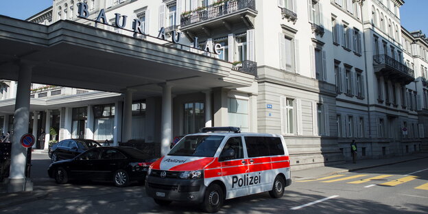 Polizeiwagen vor dem Züricher Hotel