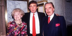 Donald Trump mit seiner Mutter links und seinem Vater rechts