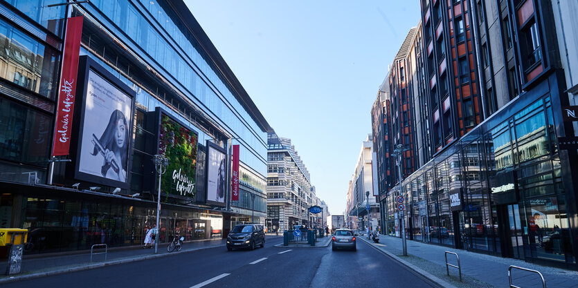 Blick über die ziemlich leere Berliner Friedrichstraße an den Galeries Lafayette