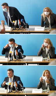 Zwei Menschen auf einer Pressekonferenz Zwei Menschen auf einer Pressekonferenz