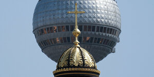 Kuppel des Stadtschosses Berlin vor Fernsehturm.