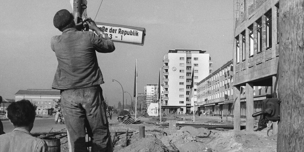 Bauarbeiter montieren Straßenschild