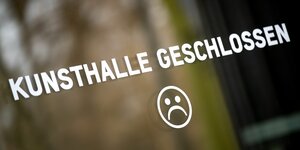 Auf einem Fenster der Kunsthalle Bremen steht der Schriftzug "Kunsthalle geschlossen", darunter ein trauriger Smiley