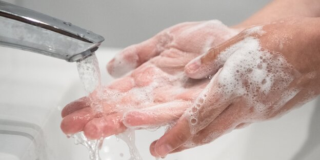 Ein Mensch wäscht sich die Hände