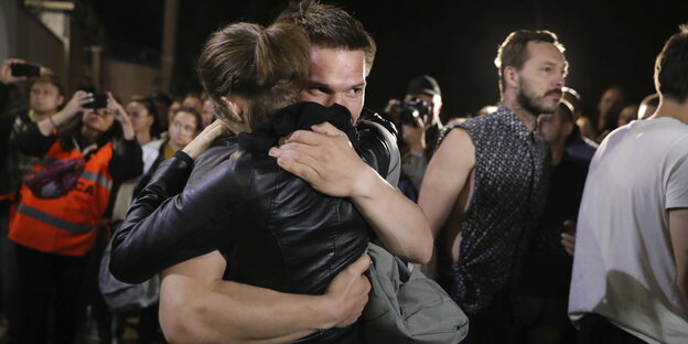 Ein junges Paar umarmt sich, nachdem es aus einer belarussischen Haftanstalt entlassen wurde