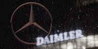 Daimler-Logo hinter Regentropfen
