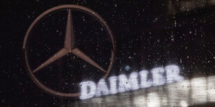 Daimler-Logo hinter Regentropfen