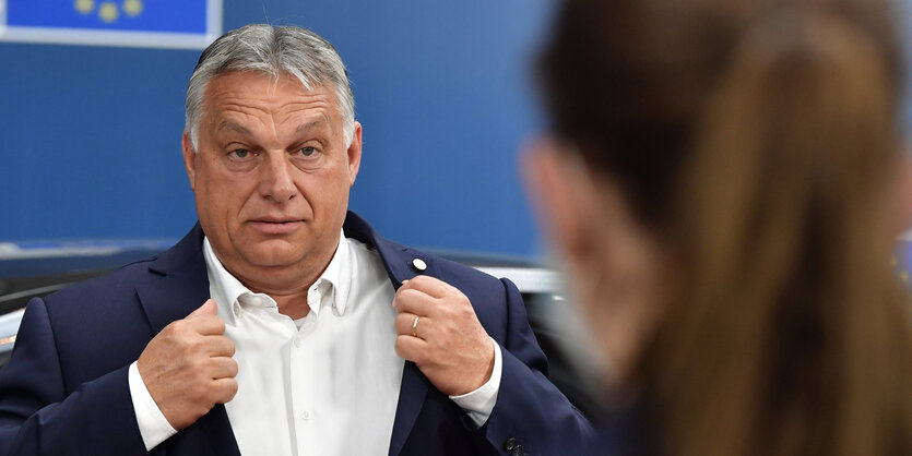 Ungarns Ministerpräsident Viktor Orban trägt ein Sakko und öffnet es leicht nach vorn