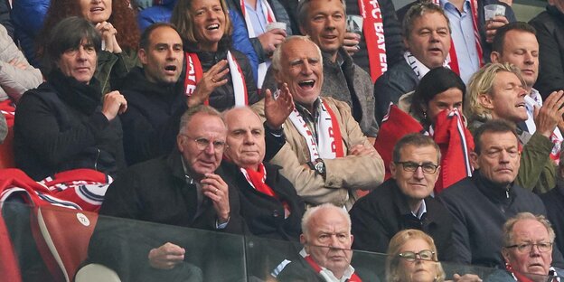 Dietrich Mateschitz auf der Tribüne mit Fußballmanagern wie Uli Hoenes und Karl-Heinz Rummenigge