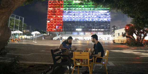 Ein Bürogebäude in Tel Aviv zeigt die Flagge der VAE.