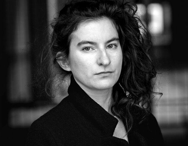 Die Autorin Deniz Ohde schaut in die Kamera Die Autorin Deniz Ohde schaut in die Kamera