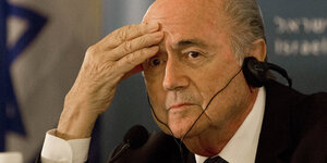 Sepp Blatter fasst sich an den Kopf