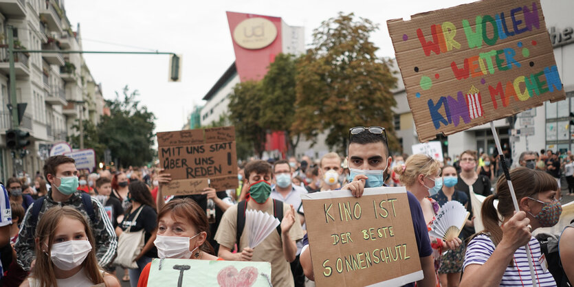 Freunde und Beschäftigte des Berliner Kinos Colosseum demonstrieren mit Plakaten mit Aufschriften wie "Wir wollen weiter Kino machen" oder "Kino ist der beste Sonnenschutz" für den Erhalt ihres Kinos. Die Kino-Betriebsgesellschaft soll insolvent sein.