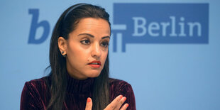 Sawsan Chebli, Staatssekretärin in der Berliner Senatskanzlei, spricht auf einer Pressekonferenz - sie ist Mitglied der SPD und will in den Bundestag