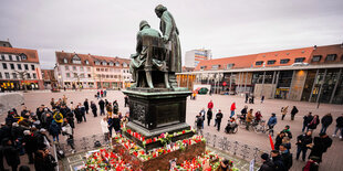 Brüder-Grimm-Nationaldenkmal in Hanau mit Blumen und Kerzen