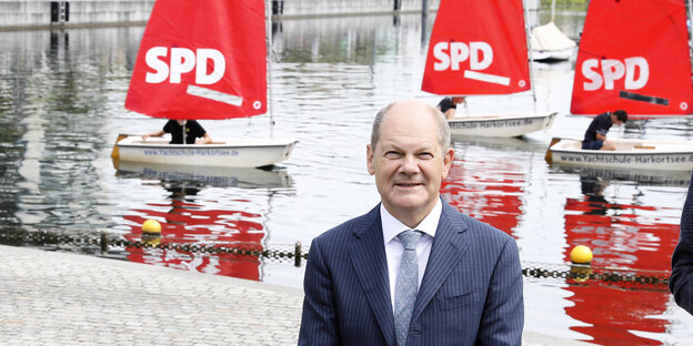 Finanzminister Olaf Scholz vor Segelbooten mit SPD-Aufdruck auf den Segeln