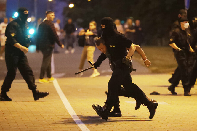 Omon-Männer nehmen einen Demonstranten mit: Minsk, am 9. August 2020