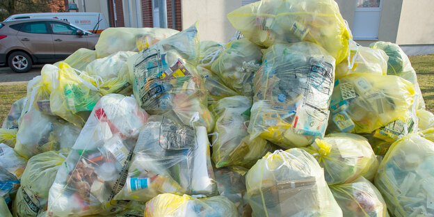 Gelbe Säcke mit Plastikmüll liegen auf einem Haufen