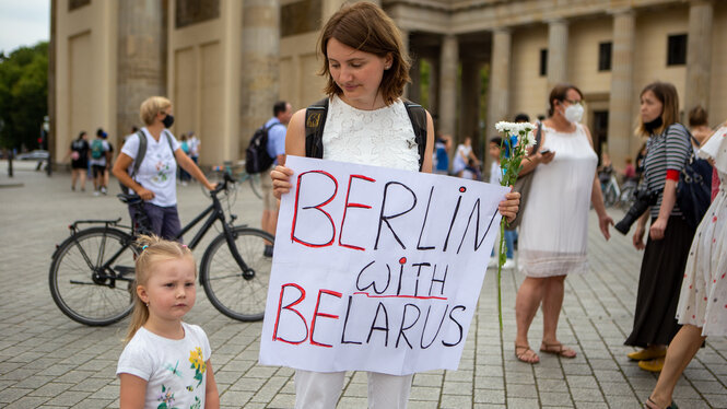 Frau mit Schild in der Hand