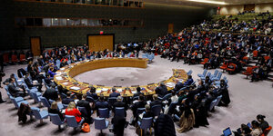 Viele Menschen sitzen am runden Tisch des UN-Sicherheitsrates