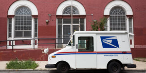 Ein Auto der staatlichen Post steht vor dem Post-Hauptquartier