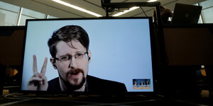 Edward Snowden ist auf einer Leinwand zu sehen