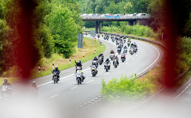 Motorräder im Konvoi auf einer Autobahn