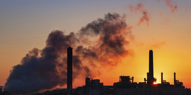 Ein Kohlekraftwerk im us-amerikanischen Glenrock, zu sehen als Silhouette vor der untergehenden Sonne
