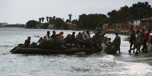 Afghanische Flüchtlinge steigen auf Kos aus dem Boot.