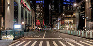 Menschenleere Straße im dunklen New York, im Vordergrund ein Zebrastreifen