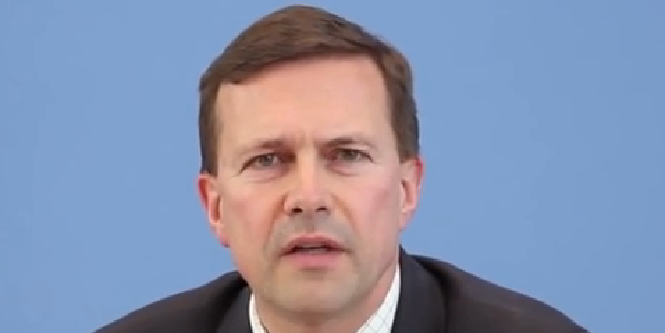 Steffen Seibert auf einer Pressekonferenz