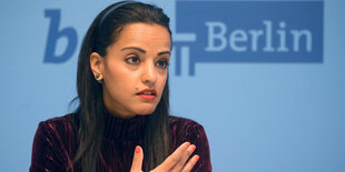 Sawsan Chebli vor einem Berlin-Schriftzug