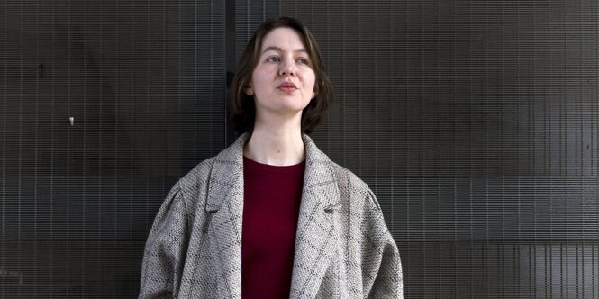 Die Autorin Sally Rooney in elegantem grauen Mantel