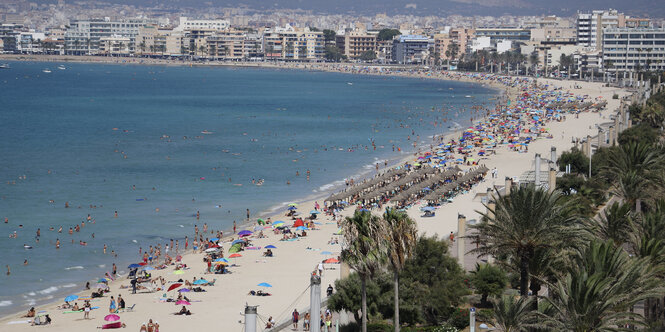 Vollbesetzter Strand von oben: El Arenal auf Mallorca, Mitte August