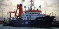 Das zivile Seenotrettungsschiff "Sea Watch 4" liegt im Hafen der spanischen Stadt Burrania