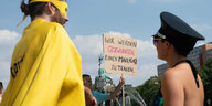 Teilnehmer der "Freedom-Parade gegen Corona-Maßnahmen" und ein Plakat: "Wir werden gezwungen, einen Maulkorb zu tragen"