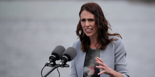 Jacinta Ardern spricht in aufgestellte Mikrofone