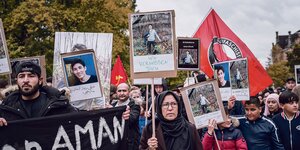 Menschen Demonstrieren mit Bannern, Fahnen und Bildern von Aman Alizada.