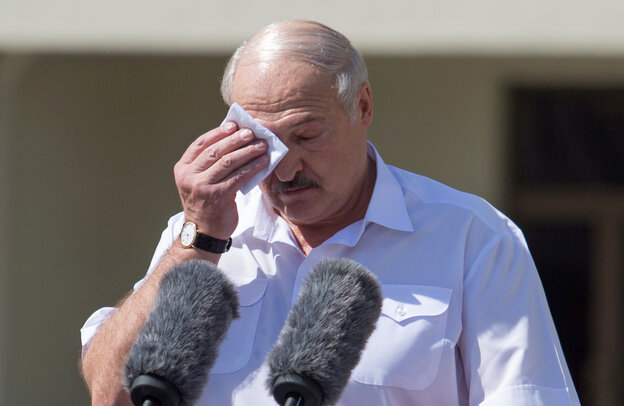 Alexander Lukaschenko steht an einem Rednerpult und tupft sich mit einem Tuch die Schweißperlen von der Stirn