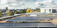 Eine Photovoltaikdachanlage auf einem Berliner Flachdach mit Blick auf den Fernsehturm