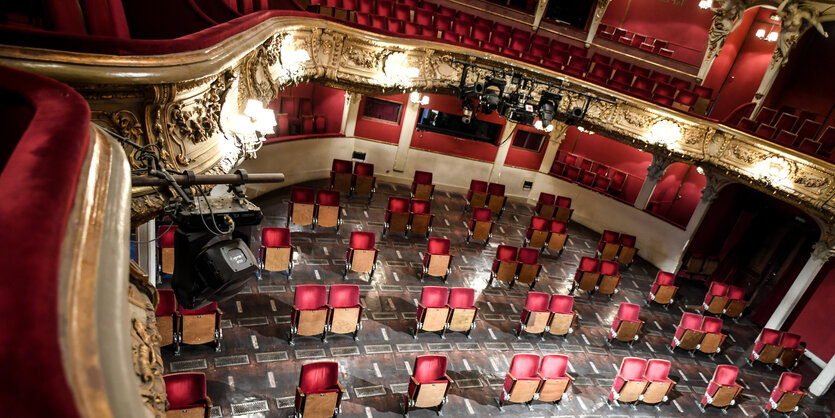 Blick in den Zuschauerraum des Berliner Ensemble mit sehr wenigen Sitzplätzen