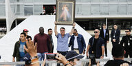 Präsident Jair Bolsonaro hält ein Bild von Jesus in die Höhe umringt von Anti-Abreibungs aktivisten und Katholiken
