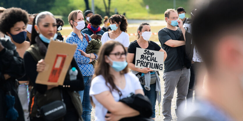 Eine Demonstrantin hält ein Schild mit der Aufschrift «Stop racial profiling» im Rahmen der «Black Lives Matter» Demonstration