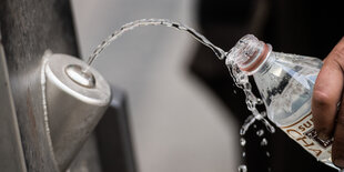 Trinkwasserbrunnen und eine Flasche die aufgefüllt wird