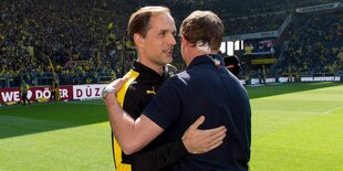 Nagelsmann und Tuchel umarmen sich auf dem Rasen