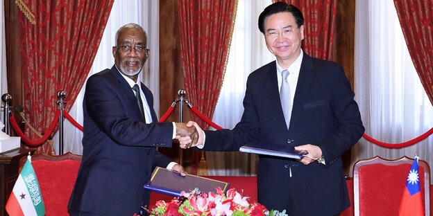 die Aussenminister von Taiwan und Somaliland geben sich nach der Vertragsunterzeichnung die Hand
