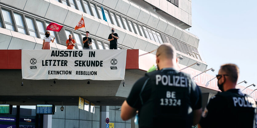 "Extinction Rebellion"-Aktivist_innen besetzen in Berlin ein Vordach des Flughafens Tegel